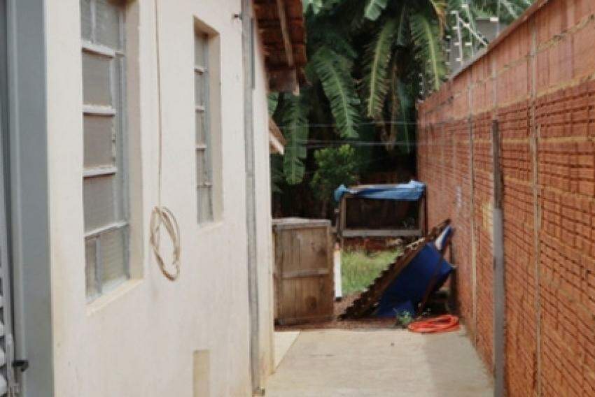 As galinhas foram estupradas no fundo desta casa na rua Paulo Simões. 