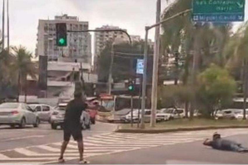 Policial aposentado estava em um Porsche GT quando dois homens em duas motocicletas tentaram assaltá-lo