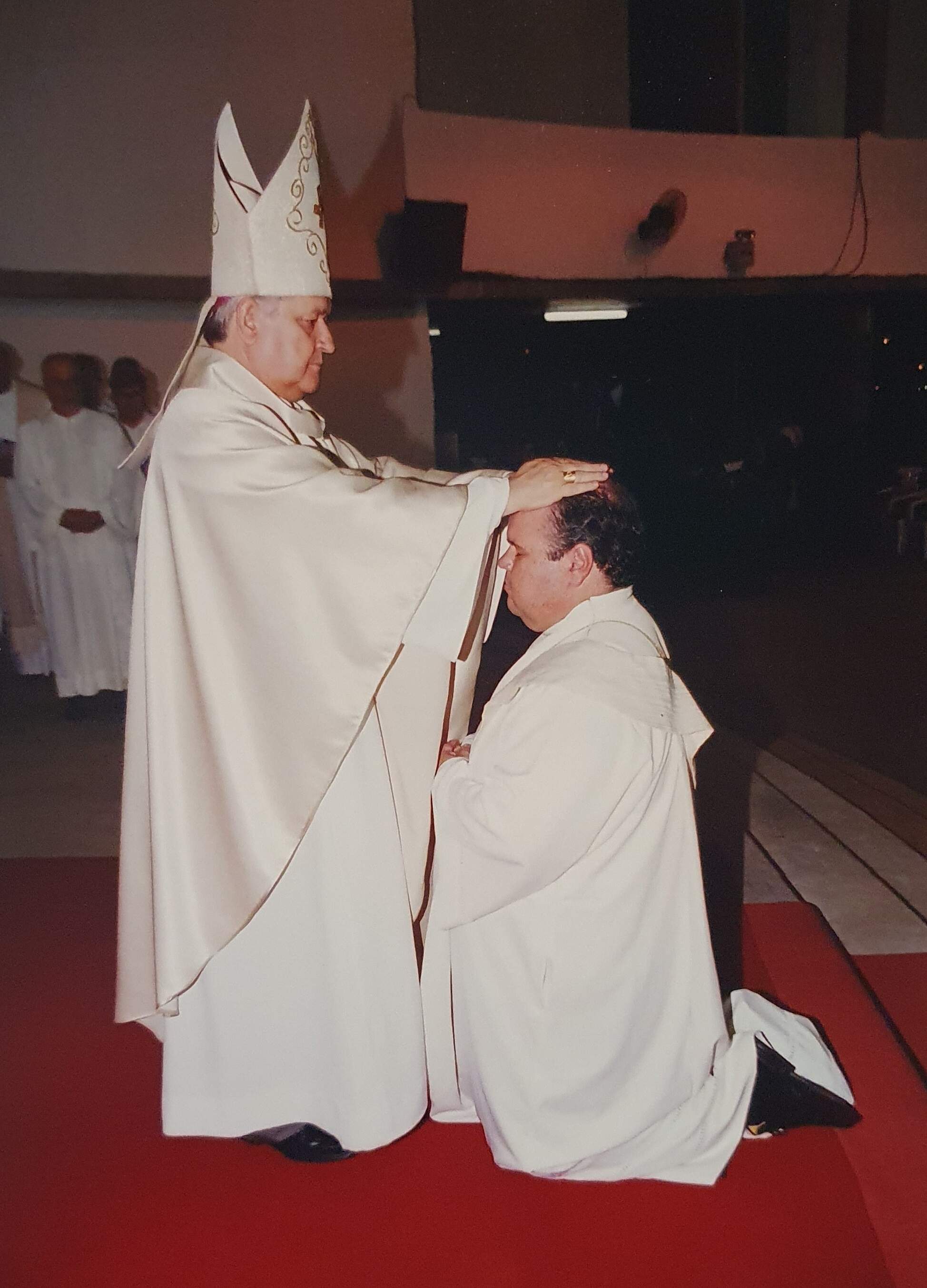 No dia de sua ordenação, com o bispo dom Luiz Antônio Guedes, em 2005