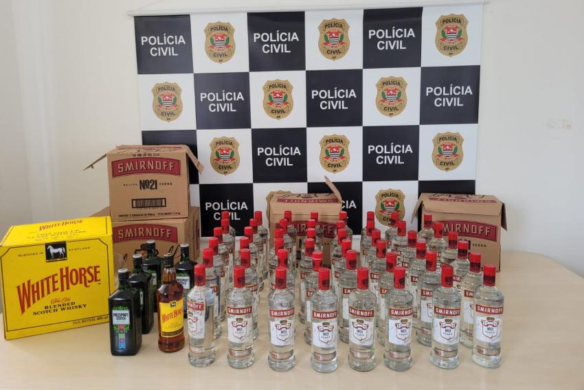 As garrafas de bebidas foram apreendidas pela Polícia Civil