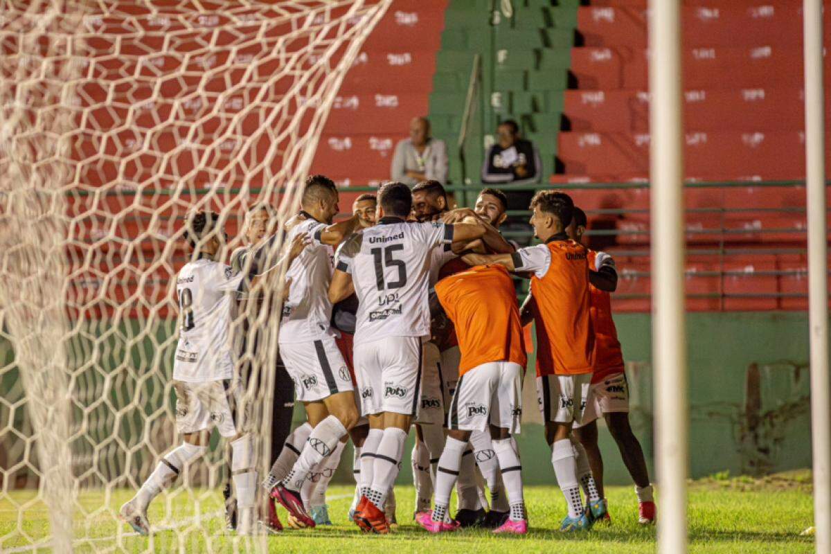 Comemoração dos jogadores após o gol que deu a vitória para o Alvinegro Piracicabano