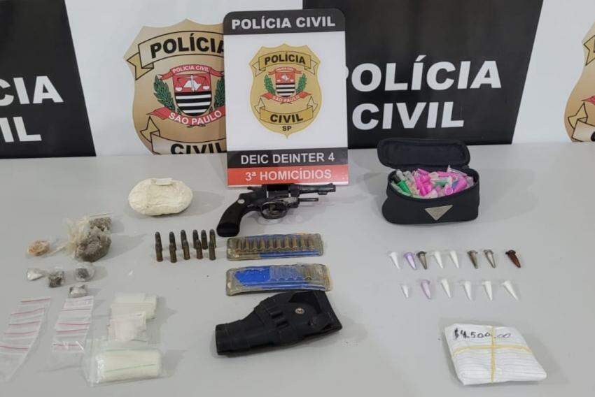 Revólver, munições, dinheiro e diferentes tipos de drogas foram encontrados no imóvel