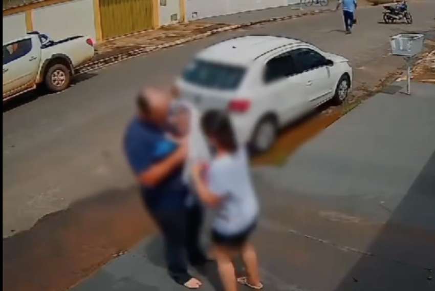 Câmeras de segurança mostraram momento em que os pais do bebê vão para a rua pedir socorro. 