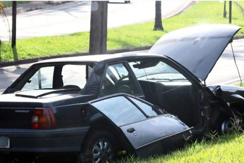 O veículo GM Monza ficou destruído após o capotamento. 