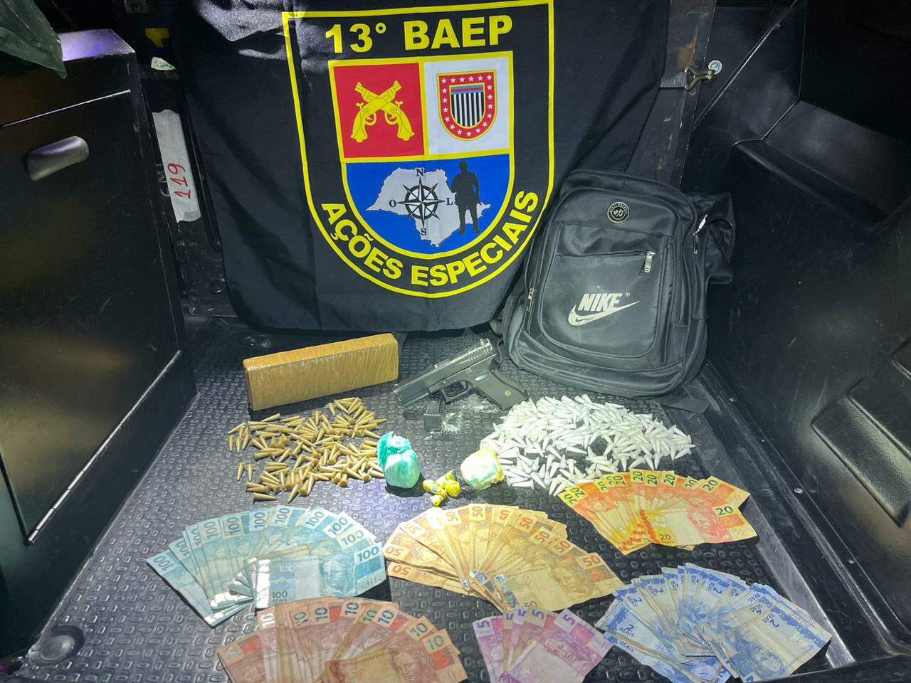 Homem de 27 anos carregava mochila com drogas, dinheiro e simulacro de pistola. Foto: Polícia Militar/Divulgação
