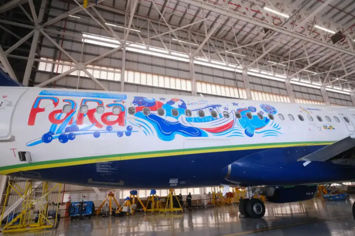 Avião da Azul com adesivo divulgando o estado do Pará 