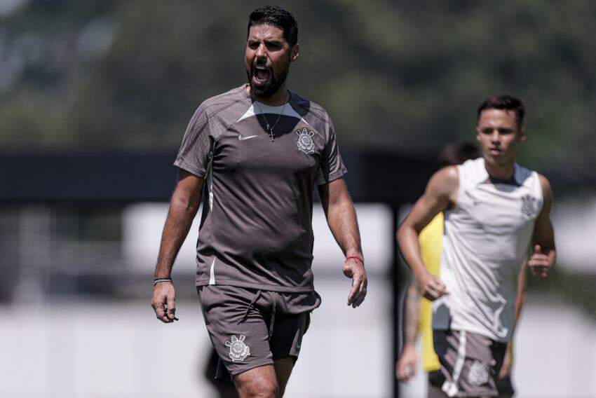 Ontem foi o segundo trabalho comandado pelo novo treinador da equipe, António Oliveira
