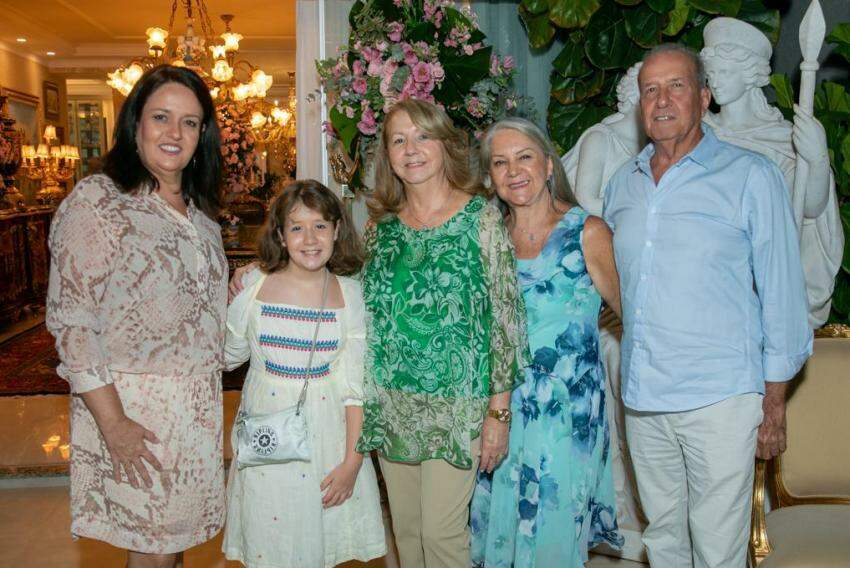 Parte da família Matias com a aniversariante Anna Lúcia. Josiane, Joana, Lucélia e Vado vieram de Ribeirão Preto para a noite especial
