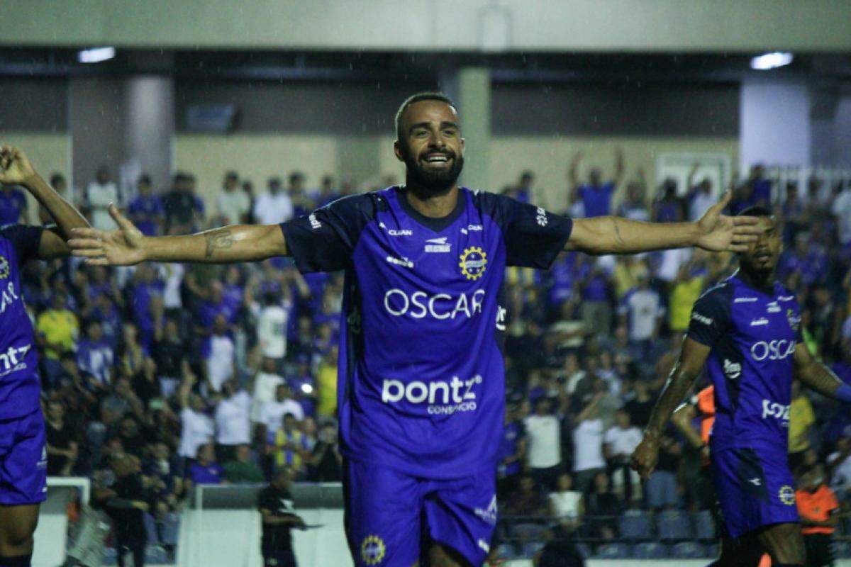 João Gabriel comemora gol do São José
