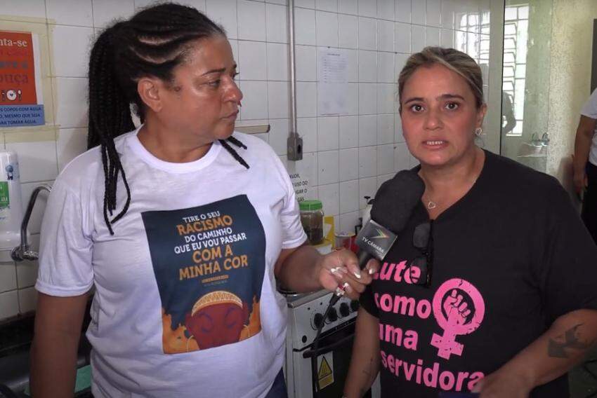 As vereadoras Estela Almagro (PT, à esquerda) e Iara Costa (Podemos) durante diligência na Emef
