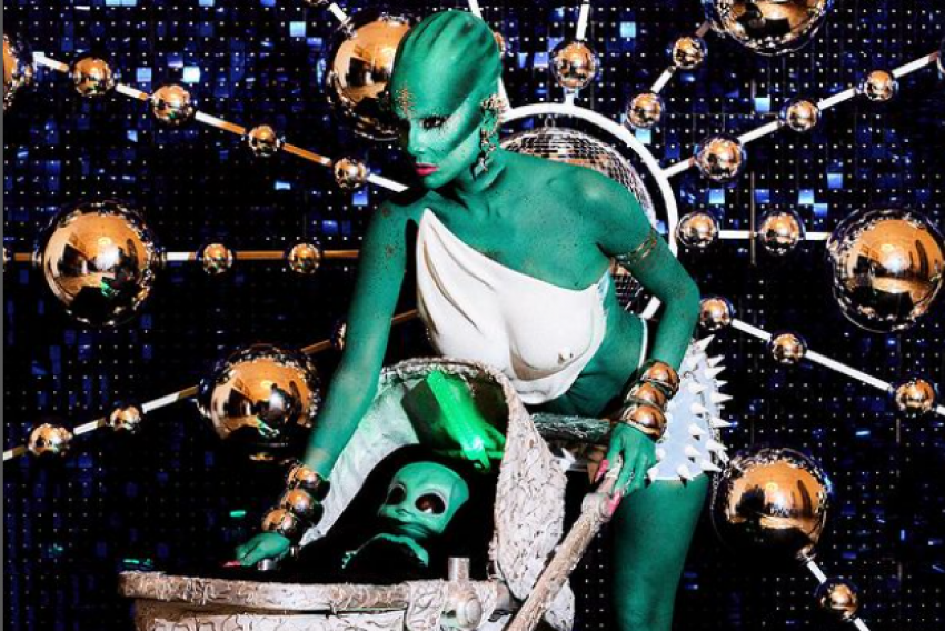  Deborah Sercco do que nunca e apareceu coberta de verde dos pés à cabeça, literalmente, para incorporar uma mãe extraterrestre