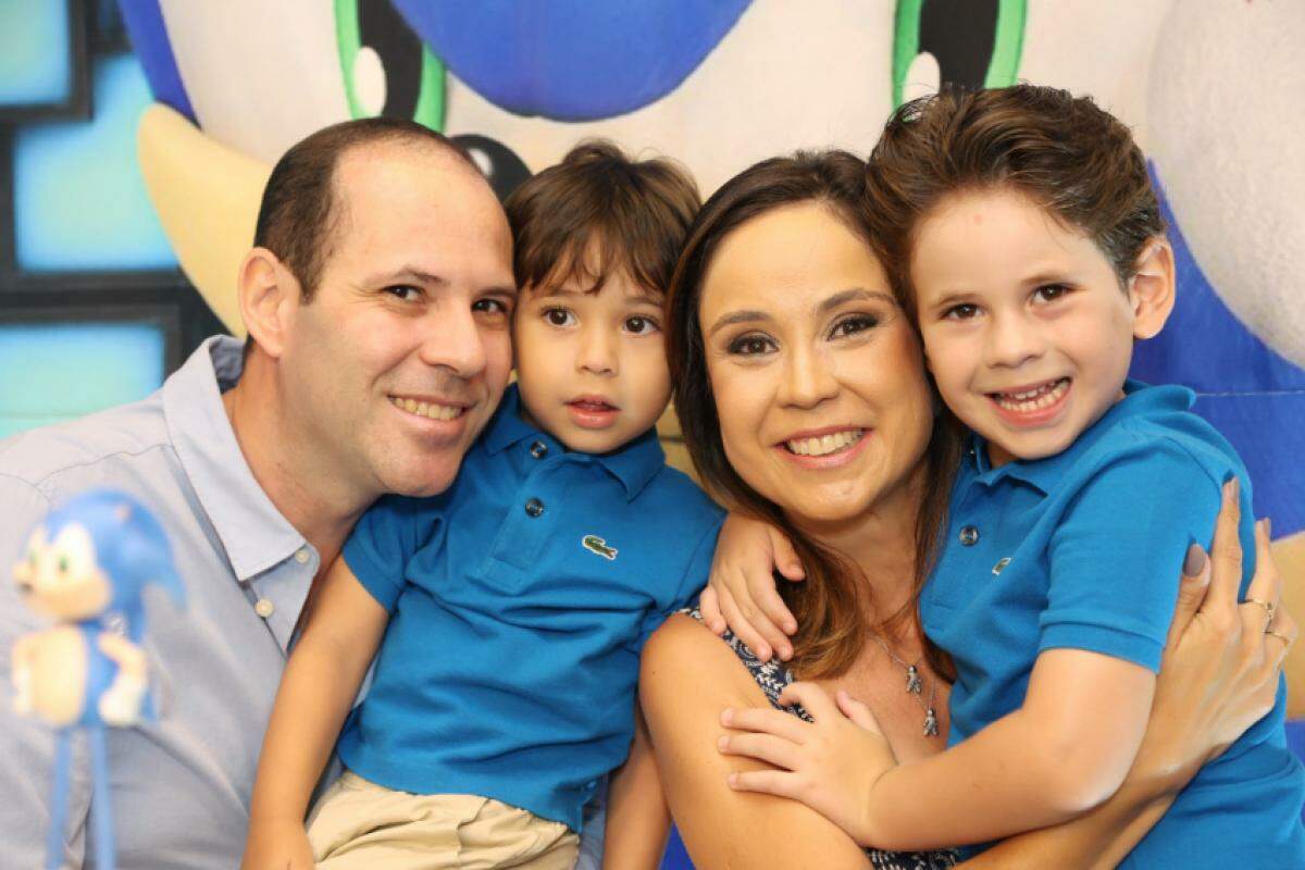 Maruska Meletti comemorou nova idade cercada do amor do marido Tarley Rodrigues e dos filhos João Manoel e Antônio