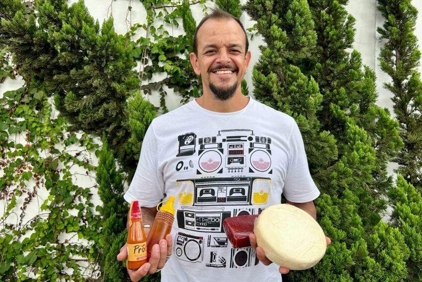 Alexandre Alvarenga, o Tchaca, comercializa delícias da Canastra. Destaque para o autêntico queijo da Canastra e a goiabada