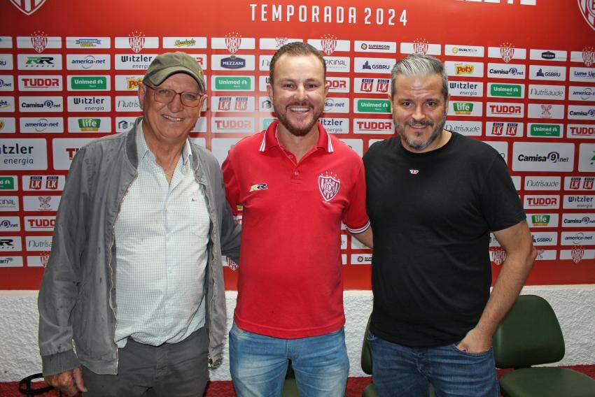O conselheiro noroestino Toninho Gimenes, presidente do clube no passado, Foguinho, e o presidente da transição SAF Reinaldo Mandaliti