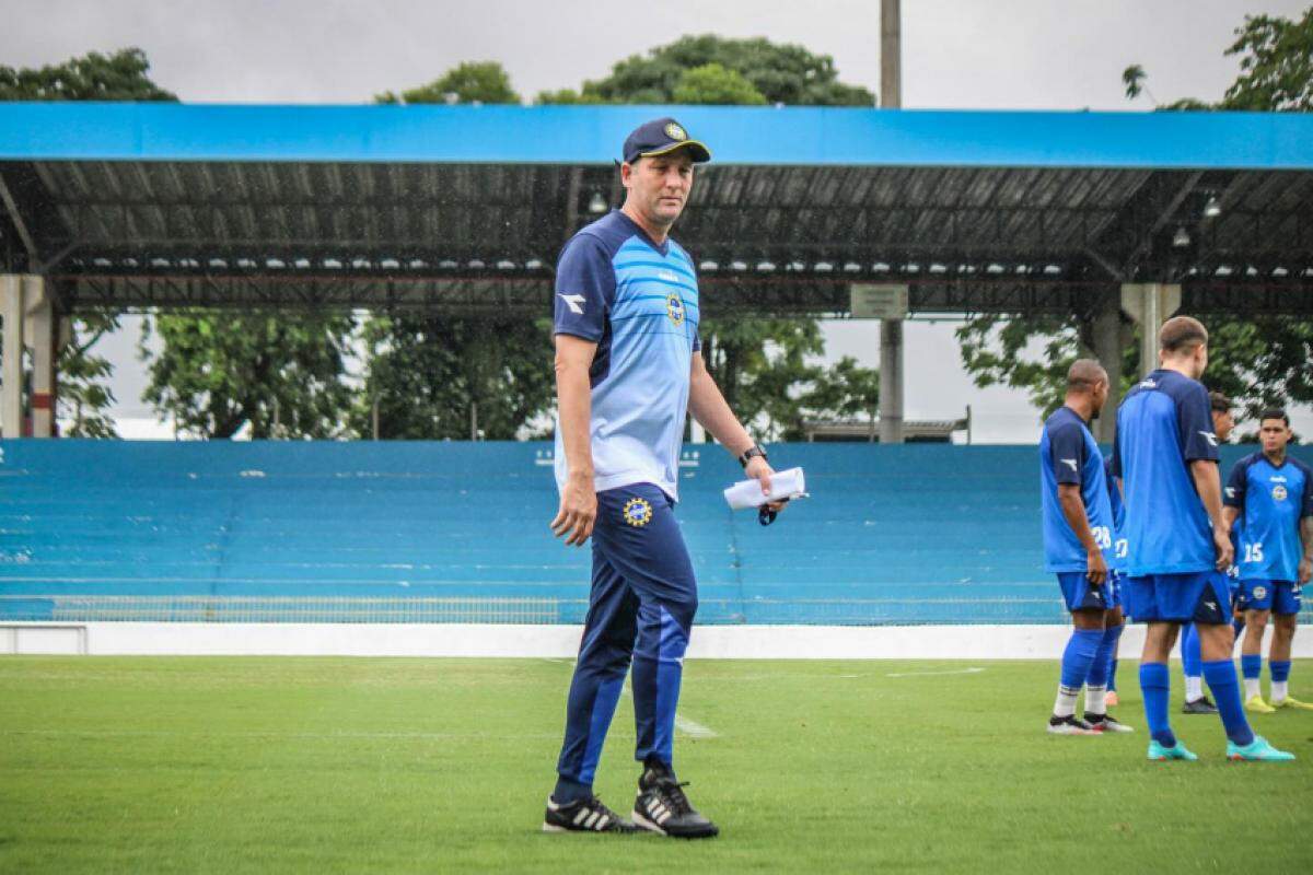 O técnico do São José, Ricardo Costa