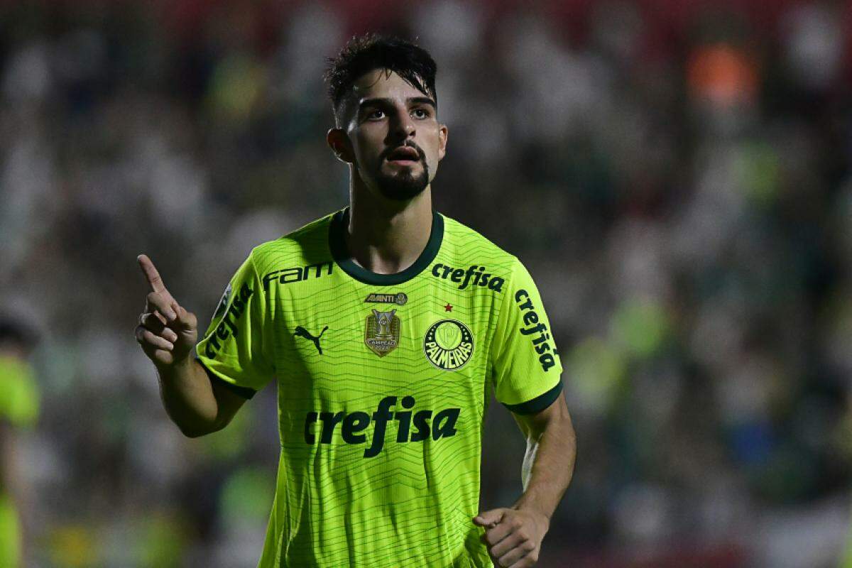 Flaco López comemora seu gol durante a partida