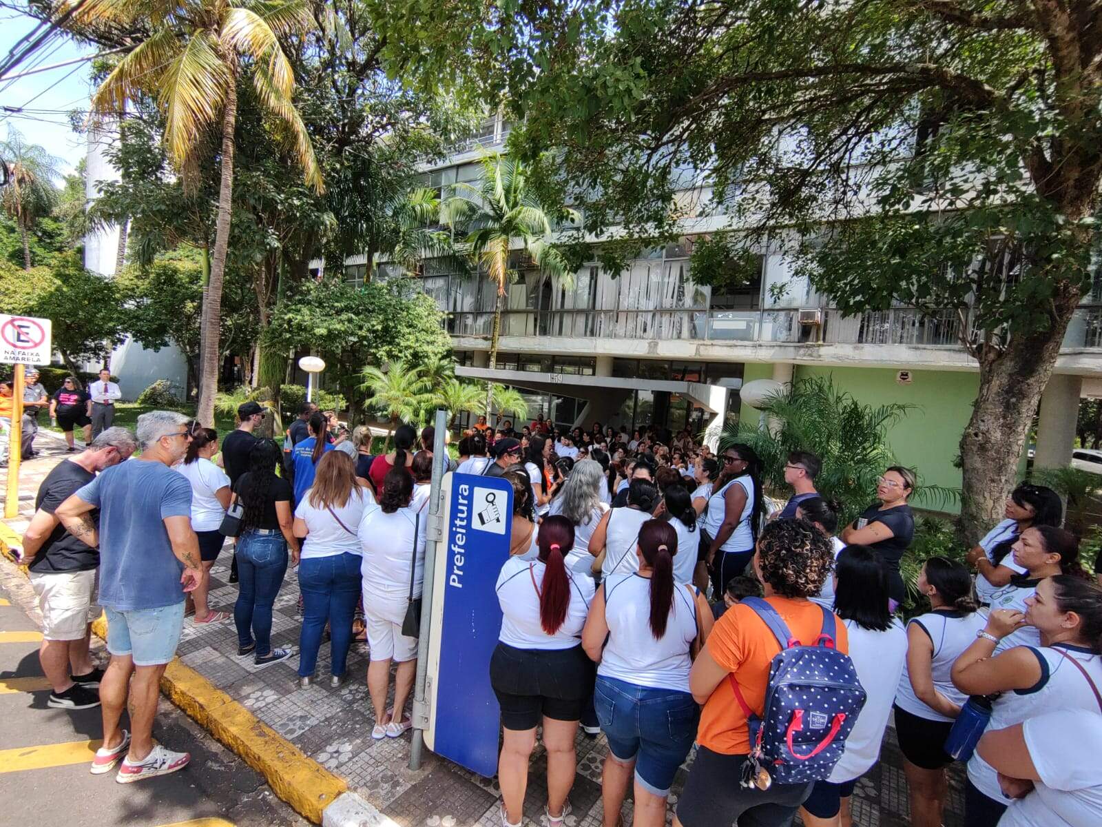 Servidores da Educação concentrados na sede da prefeitura (Foto: Bruno Freitas)