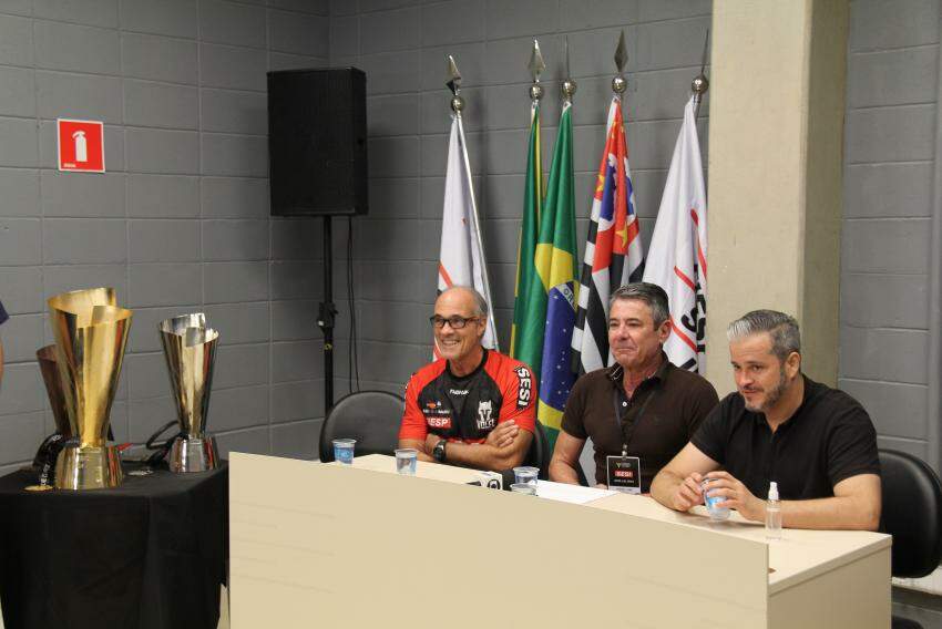 Os troféus do evento também foram apresentados por Jader Serni e Reinaldo Mandaliti, ambos do Sesi, na companhia do técnico Marcão