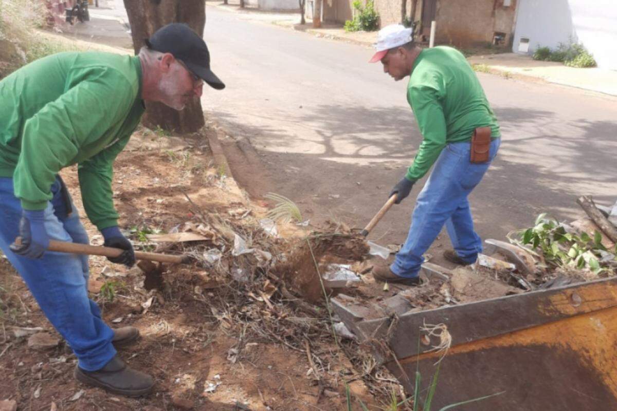 Servidores municipais fizeram mutirão de limpeza nos bairros