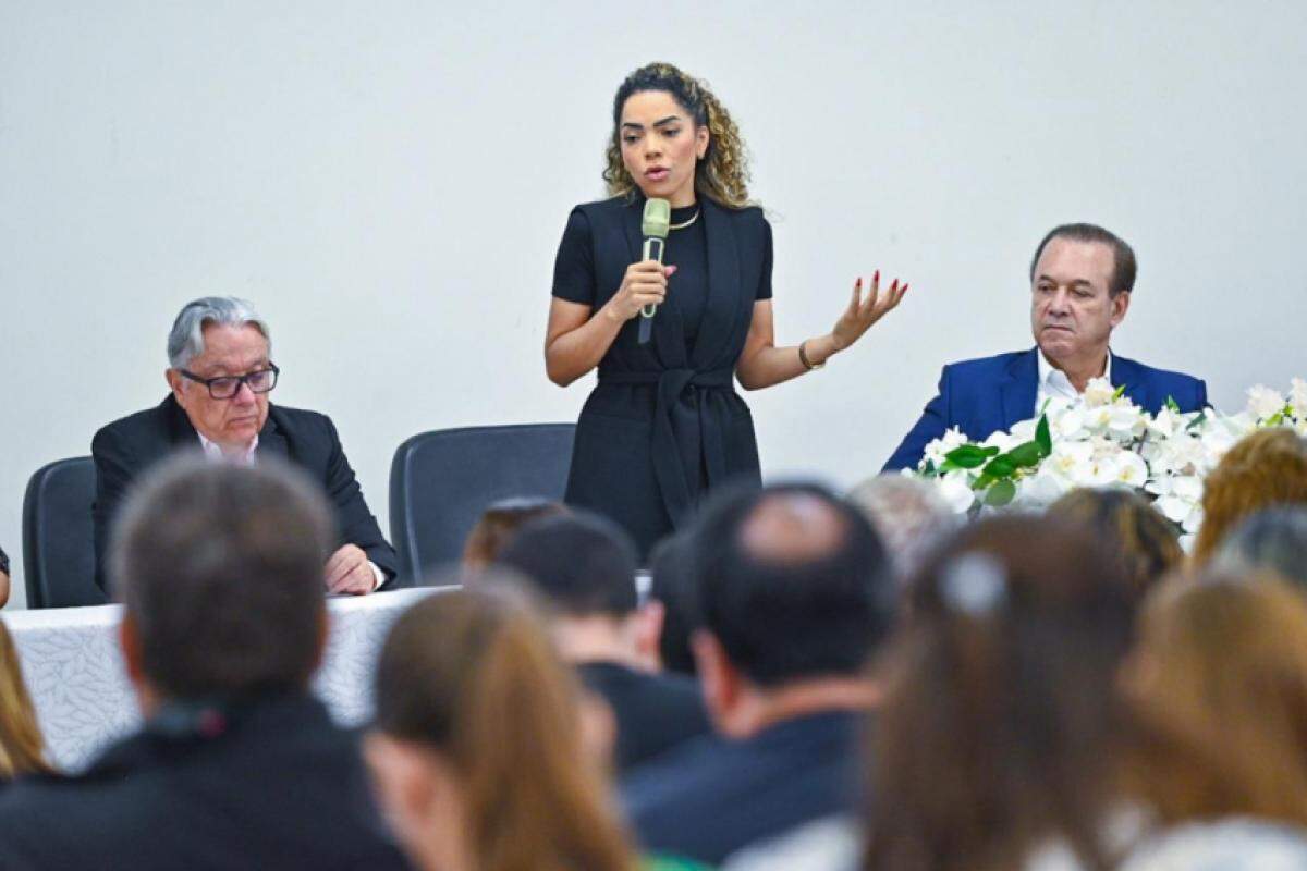 Prefeita Suéllen Rosim (PSD) discursa ao lado do secretário Eleuses Paiva, durante encontro regional com prefeituras para discutir a regionalização da Saúde    