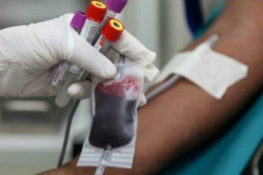 É retirada uma pequena quantidade de sangue do candidato a doador, que será analisada por exame