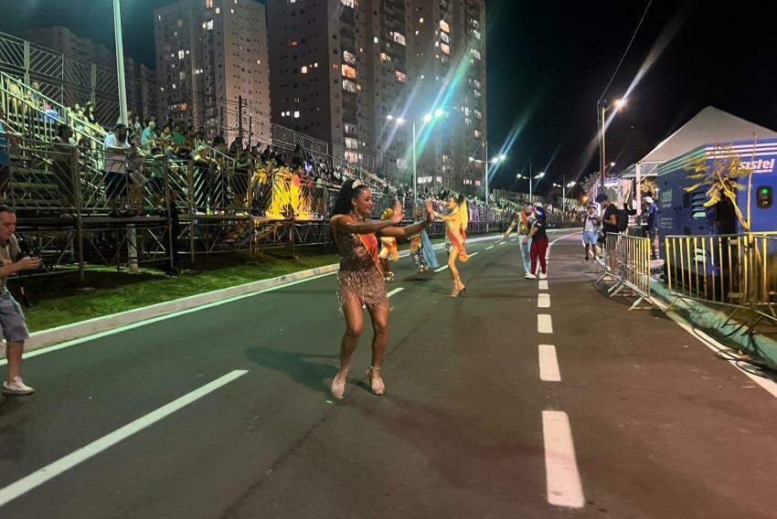 Realeza entra na avenida; Dafne Pereira, a Rainha do Carnaval, cumprimenta o público
