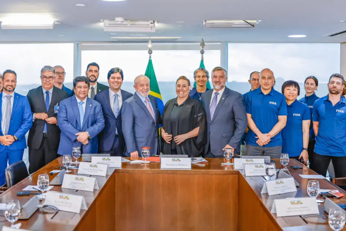 Presidente recebeu a delegação de inspeção da Fifa no Planalto