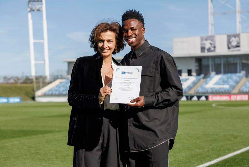 O jogador recebeu o certificado nesta sexta-feira (2), no centro de treinamento do Real Madrid.