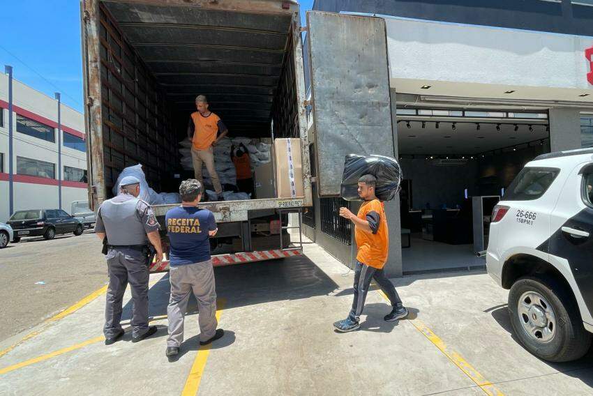 Material recolhido foi transferido para um caminhão que seguirá para Araraquara 