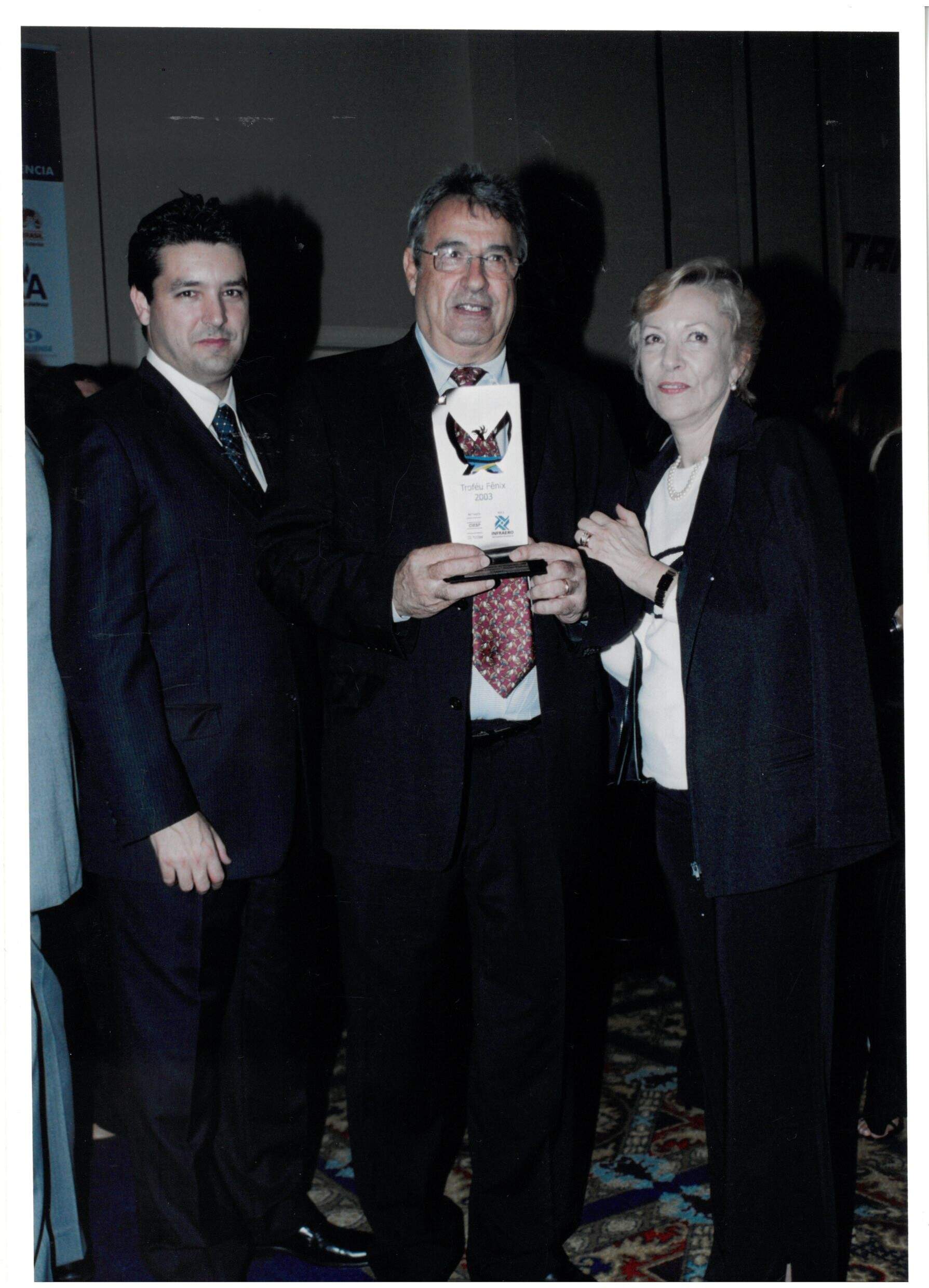 Sylvio Angelo Tavares ao centro, ao lado do filho Fabio Tavares e da esposa Vera Tavares. Foto: Arquivo de família
