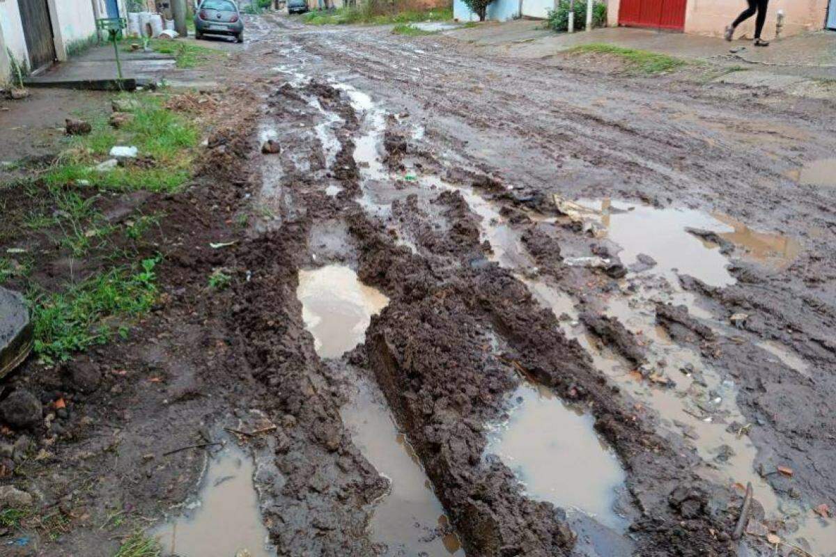Falta de tratamento de esgoto causa lamaçal em ruas de Campinas em época de chuva