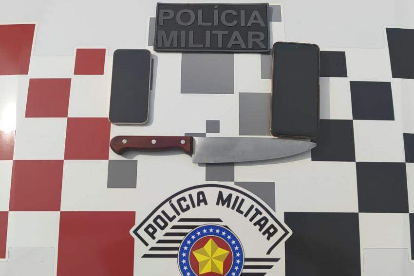 A faca utilizada no crime foi apreendida pela Polícia Militar e o suspeito foi preso