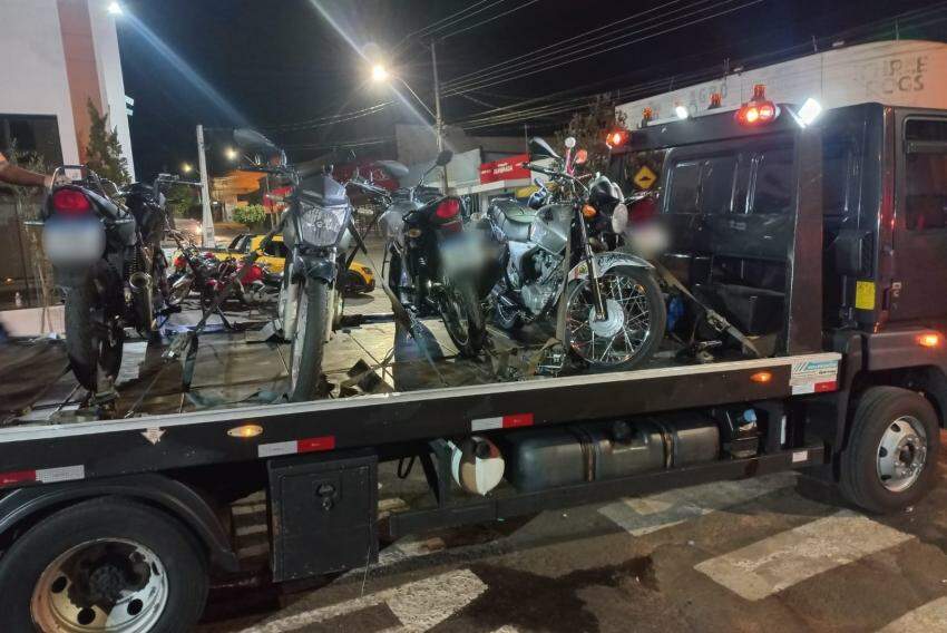 Segundo a PM, cinco motos foram apreendidas por irregularidades