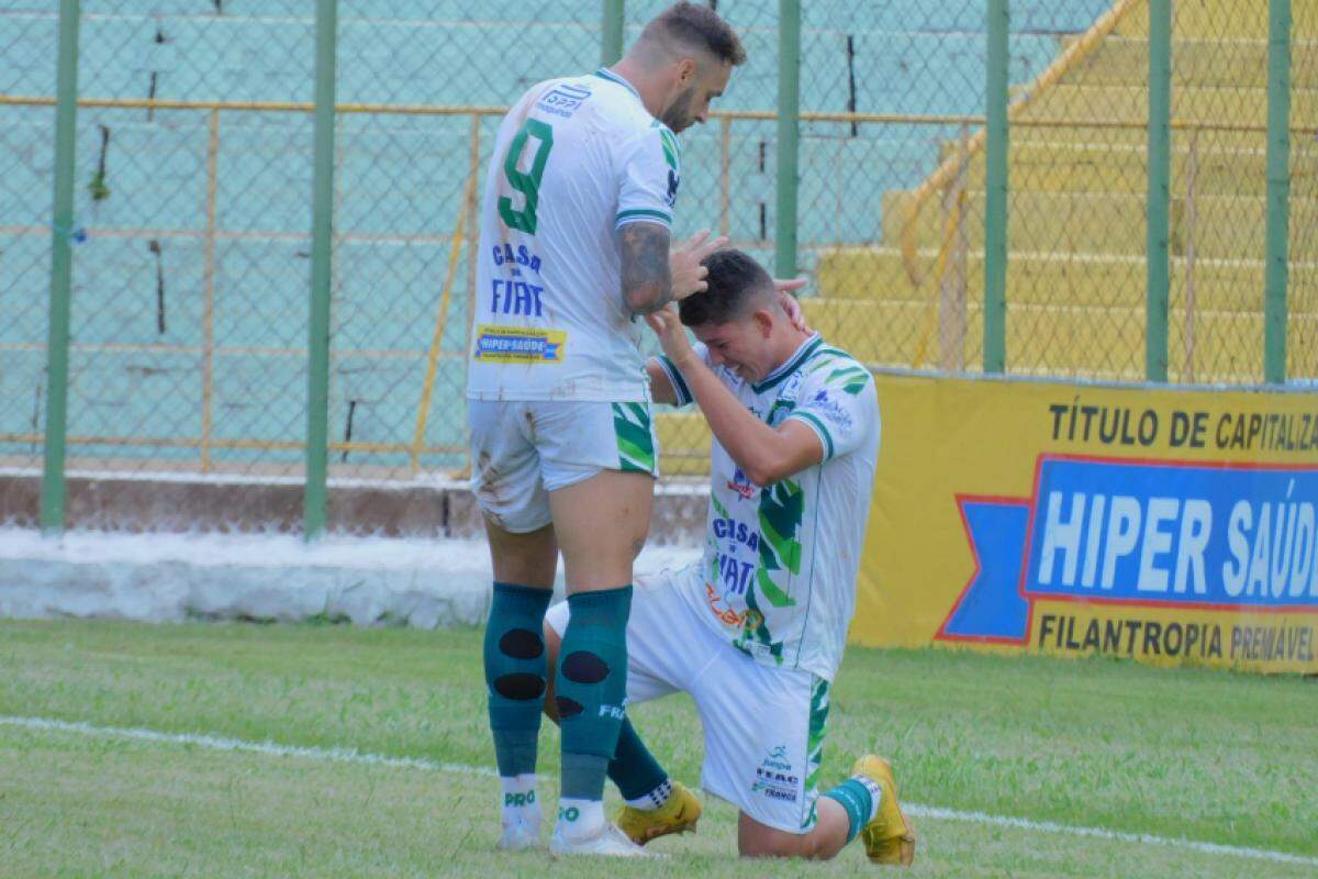 Bruno e Gustavo (agachado) comemorando gol da Francana neste domingo no Lanchão