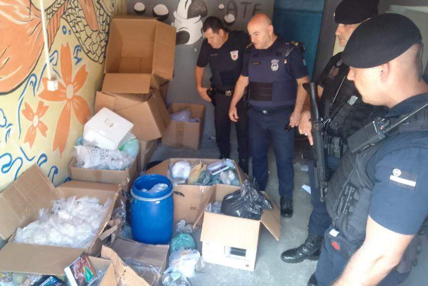 Dois homens foram presos pelas equipes de Apoio Tático, no momento em que carregavam um carro, com caixas e sacolas cheias de drogas