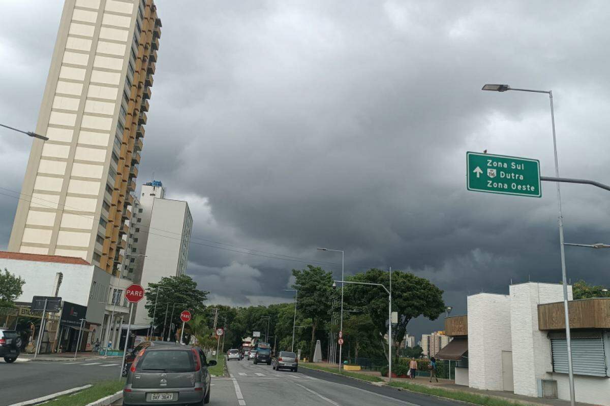 O dia é de muitas nuvens com pancadas de chuva isoladas nos três períodos.