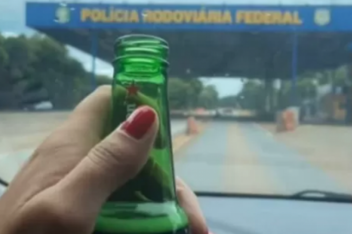 A mulher tirou uma foto segurando uma garrafa de cerveja antes de passar por um posto da PRF