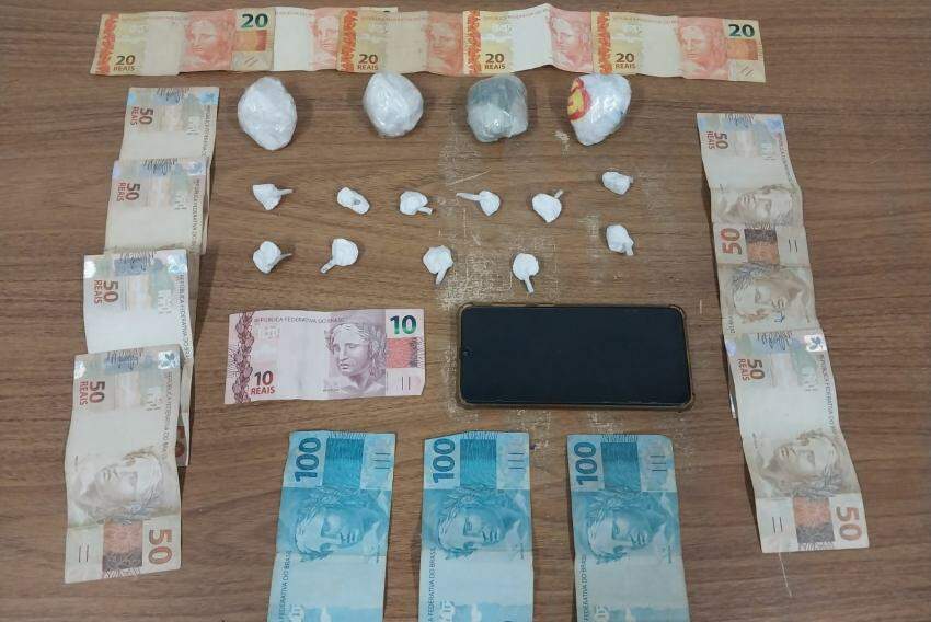 Drogas, dinheiro e celular que estavam com o suspeito 