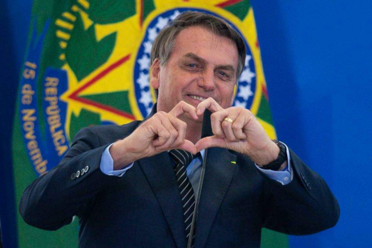 Jair Bolsonaro é investigado pela PF