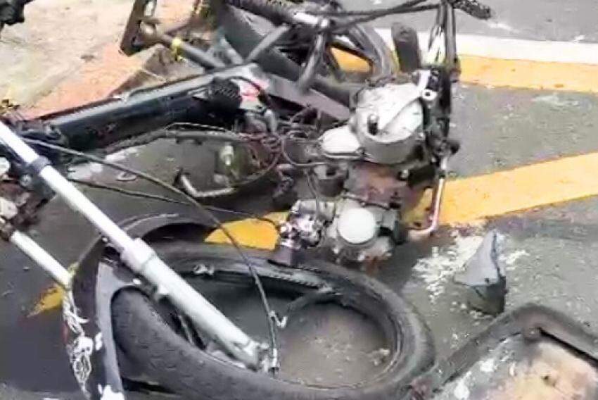 Com o impacto, a motocicleta ficou destruída e o adolescente se feriu. 