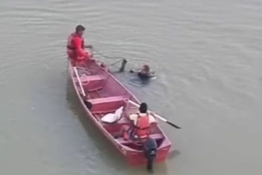 Equipes de resgate fazem buscas no rio Mucajaí, em Roraima
