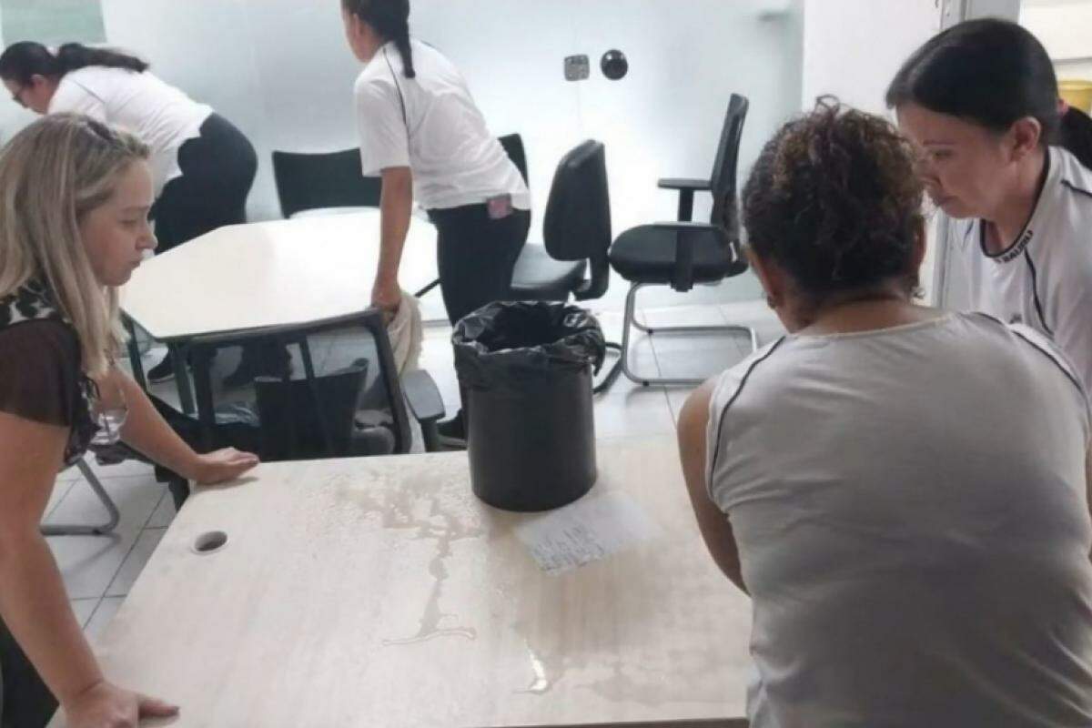 Na semana passada, equipes da Emef Dirce B. de Azevedo se mobilizaram para conseguir baldes contra goteiras e utensílios para cobrir móveis afetados pela água  