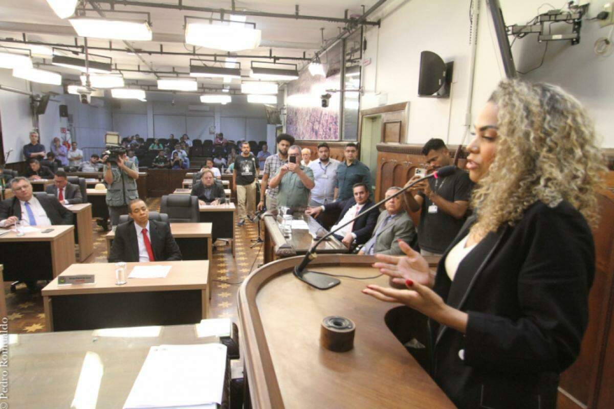 Prefeita Suéllen Rosim (PSD), autora do PL da Concessão, em discurso na Câmara quando do aniversário de Bauru; Legislativo retoma análise do texto nesta quinta