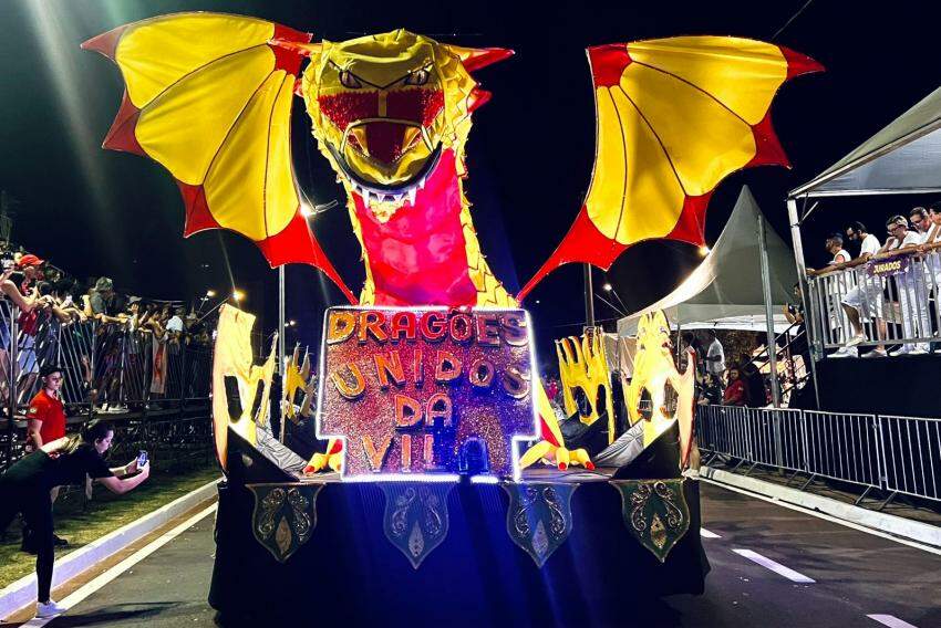 Bloco Dragões Unidos da Vila preparou três alegorias para o desfile