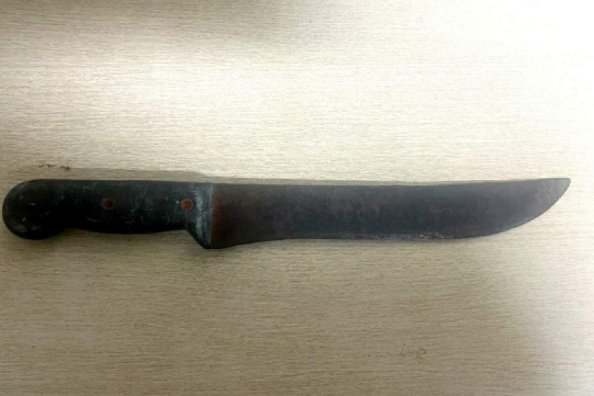 A faca foi apreendida com o agressor e apresentada na delegacia. 