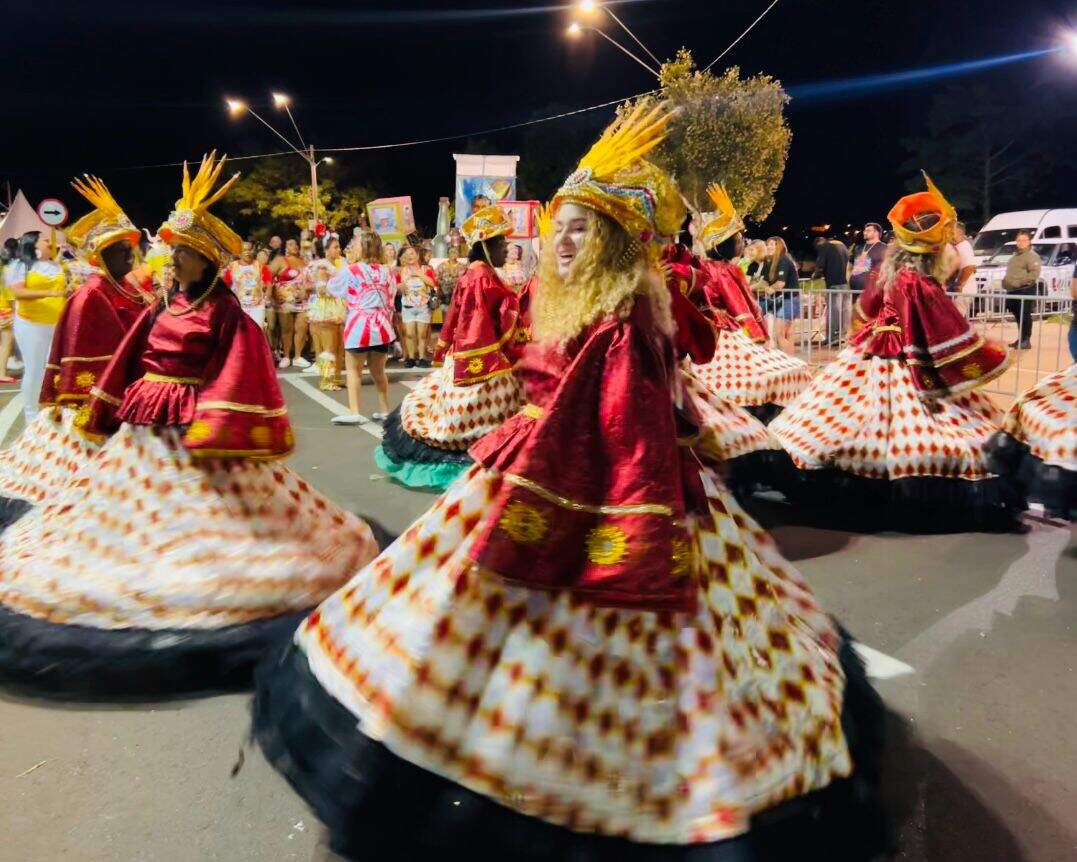 Desfile da escola de samba Pé de Varsa