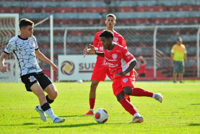 O atacante Deividi Buiú em duelo 1x1 contra zagueiro do Corinthians, está integrado ao profissional; ele é remanescente da base de 2022 (sub-20)