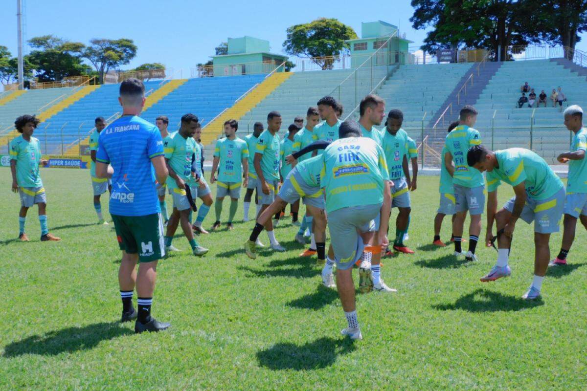 Jogadores durante treino: Veterana joga à tarde na cidade de Taquaritinga