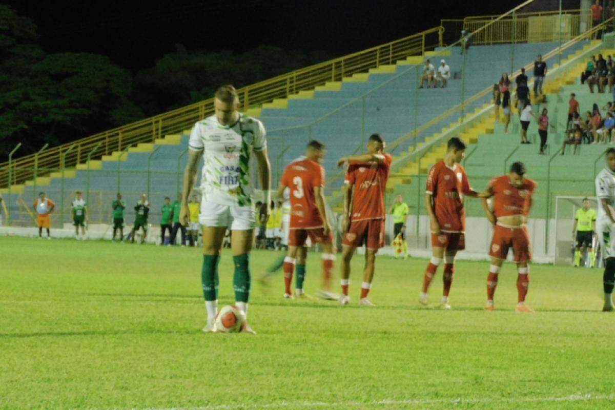Bruno Henrique se prepara para a cobrança de pênalti: dois gols