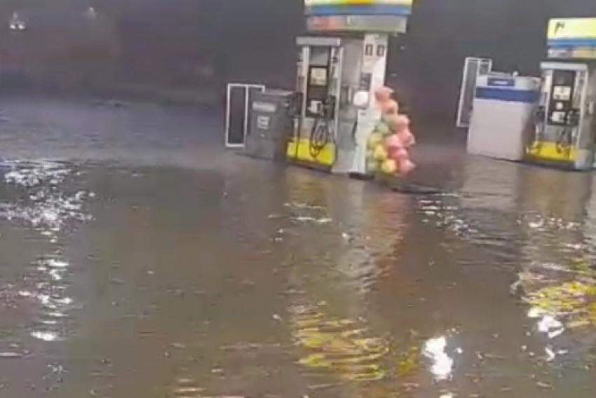 O posto de combustíveis foi tomado pela água da chuva, na rua Olavo Bilac.